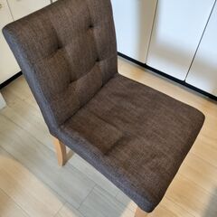 椅子とローテーブルの画像