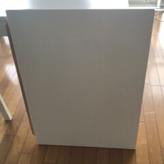 【IKEA 伸縮式ダイニングテーブル】幅180cmまで拡張可能／ホワイト系の画像
