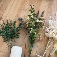 造花、プラスチック製の花瓶セット
の画像