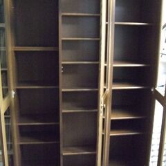 収納家具　本棚　ガラスドア付き　の画像