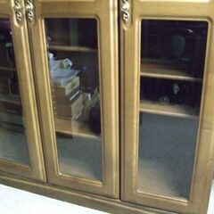 収納家具　本棚　ガラスドア付き　の画像