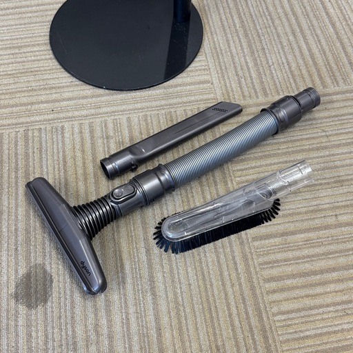 【超美品‼️】バッテリー新品♪ ダイソン コードレススティッククリーナー サイクロン式掃除機 V6 アタッチメント多数 スタンド付き♪