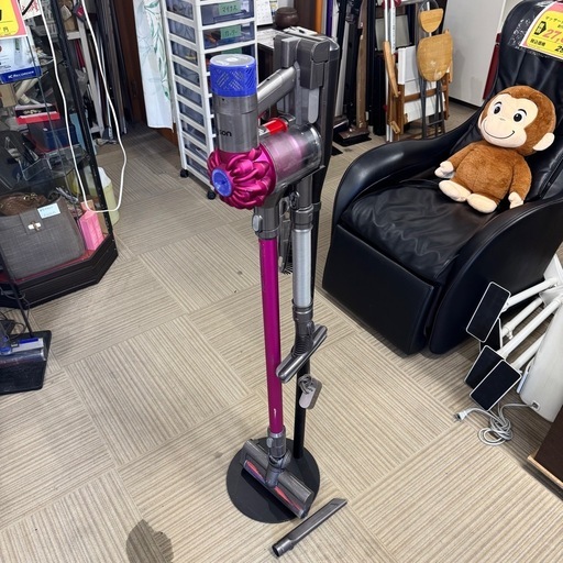 【超美品‼️】バッテリー新品♪ ダイソン コードレススティッククリーナー サイクロン式掃除機 V6 アタッチメント多数 スタンド付き♪