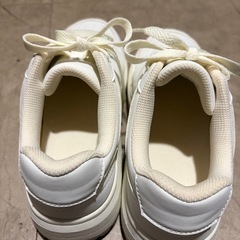 白スニーカーの画像