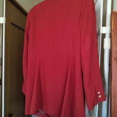 赤のスーツの画像