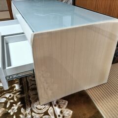 ガラス天板のサイドテーブルの画像