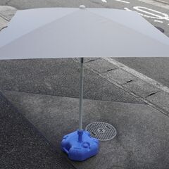 IKEA製　大型パラソル角度調整可　固定土台付き中古の画像