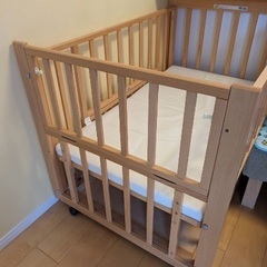 木製ベビーベッドの画像