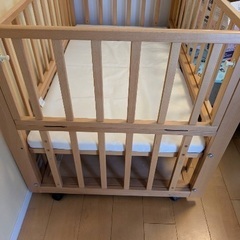木製ベビーベッドの画像