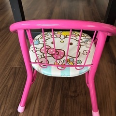 ハローキティ（Hello Kitty）の子ども用の椅子の画像