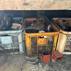 鉄くずダンボール自動車部品の画像
