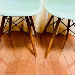 若菜色の椅子２脚の画像