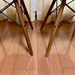 若菜色の椅子２脚の画像