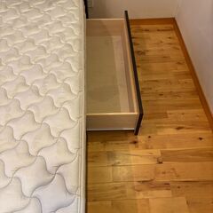🛏️【ダブルベッドお譲りします】幅141×長さ210.5×高さ77.5cmの画像
