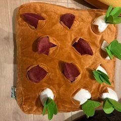 美品タグ付きクッション　おもちゃの画像