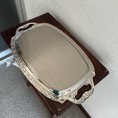 金属製　お盆　洋風トレイ　銀色のトレー　大きめ　ケーキやティーなどにの画像