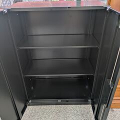 【現品限り】 ロッカー スチール 両開き ブラック 鍵付き キー付き カギ付き 幅80.5cm 高さ110cm オフィスロッカー 下駄箱 シューズロッカー 更衣ロッカー：ブラックの画像