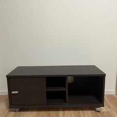 ブラウンカラーのテレビ台の画像