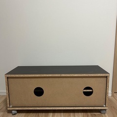 ブラウンカラーのテレビ台の画像