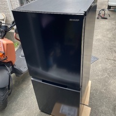 2022年製 SHARP冷蔵庫 ブラックカラーの画像