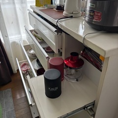 使い勝手の良い食器棚の画像