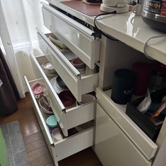 使い勝手の良い食器棚の画像