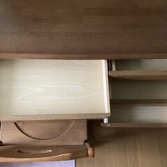 木製学習机と椅子の画像