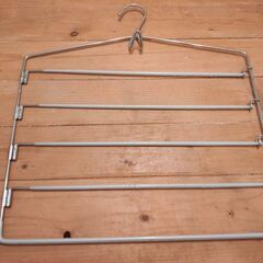 ニトリ「すべりにくいスカートズボン5段ハンガー(ラミー 幅40.2cm グレー)」2本の画像