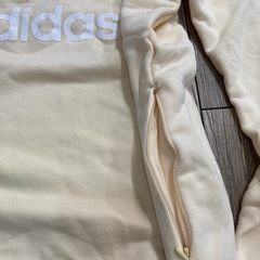 adidasトレーナーの画像