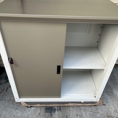物置 スライド扉 収納棚付きの画像