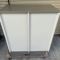 物置 スライド扉 収納棚付きの画像
