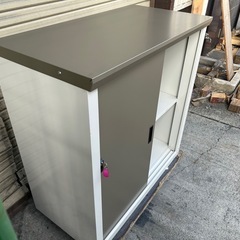 物置 スライド扉 収納棚付きの画像