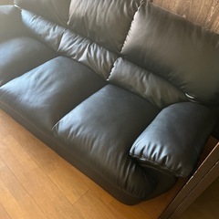 3人掛け黒色ソファの画像