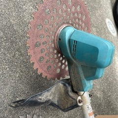 マキタ製のバッテリー駆動草刈り機(MUR190SD)＆新品汎用バッテリーの画像