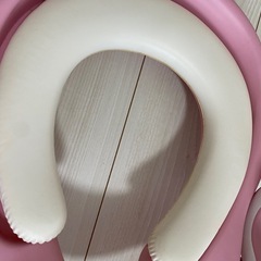 ピンクの補助便座の画像