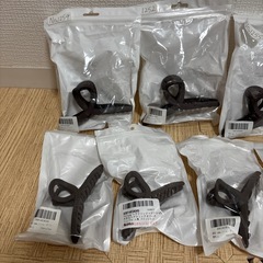 1点から購入可能です‼️1点100円！！‼️ヘアクリップ11個‼️新品、未使用‼️茶色系！！‼️の画像