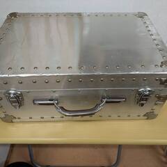大道芸の小道具入れスーツケースの画像