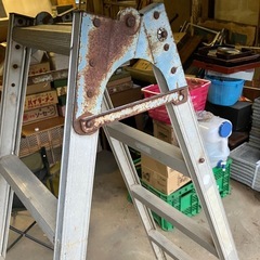 古いタイプの5段脚立の画像
