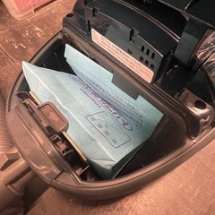 【中古】¥2,800 東芝紙パック式クリーナー　VC-B13 K 【IJ37
】の画像