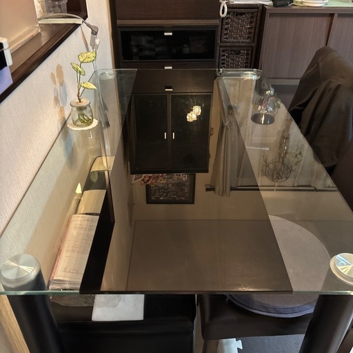 ガラス製ダイニングテーブル