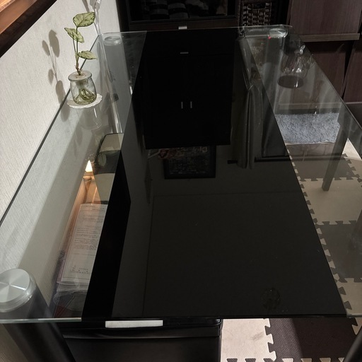 ガラス製ダイニングテーブル
