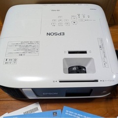 【ほぼ新品状態】稼働時間約2時間程度【美良品】 EPSON プロジェクター EB-FH52の画像