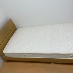 木製シングルベッドの画像