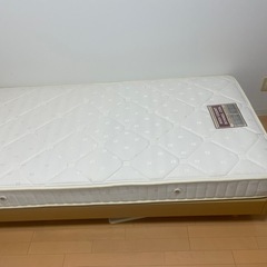 木製シングルベッドの画像