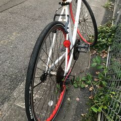 リサイクルショップどりーむ鹿大前店　No.473　22358W　700X38C　6段切替付き　ライト・鍵なし　白色の画像