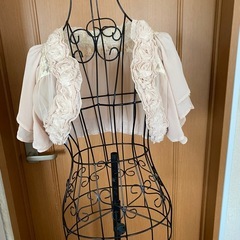 パーティドレスとカシミヤコートの画像