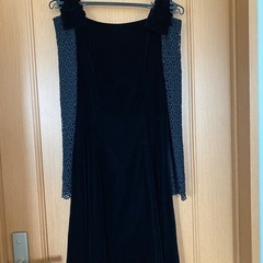 パーティドレスとカシミヤコートの画像