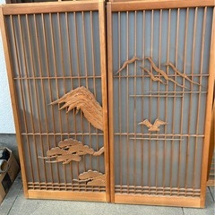 伝統的な木製障子、山と鳥の彫刻の画像