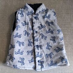 中綿ネイビー×シマウマ総柄リバーシブルベビーベスト95センチの画像