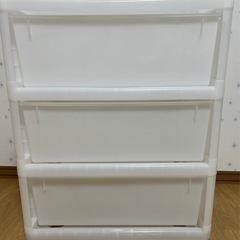三段衣装ケースの画像